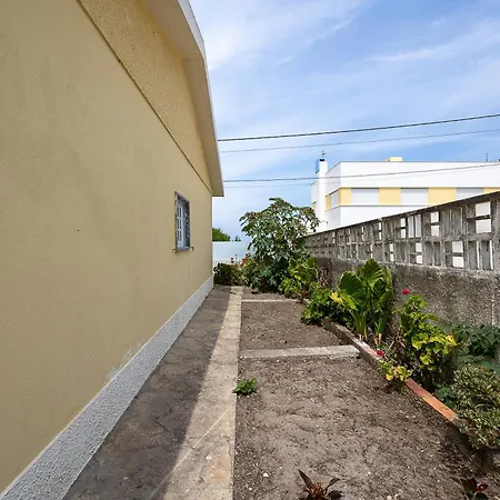 Dom wakacyjny Casa Da Vigia-Casa Com Jardim A 4 Min Da Praia A dos Cunhados