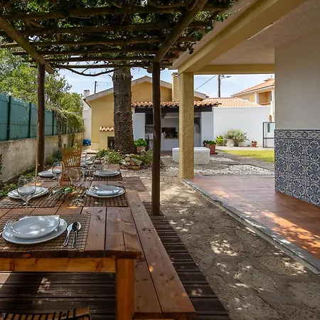 Holiday home Casa Da Vigia - Santa Cruz - Casa Com Jardim A 4 Min Da