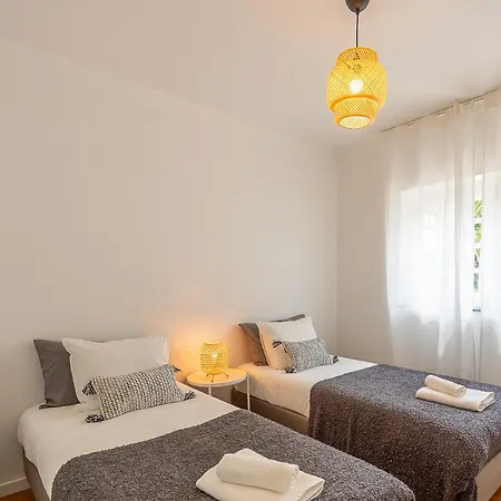 Casa Da Vigia - Santa Cruz - Casa Com Jardim A 4 Min Da Holiday home A dos Cunhados