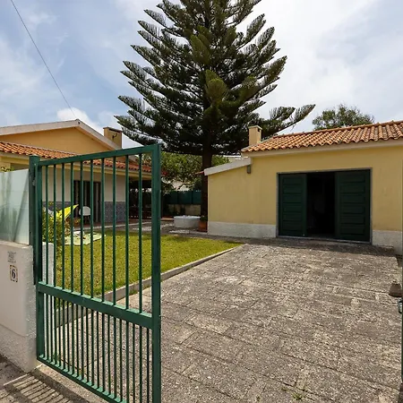 Holiday home Casa Da Vigia - Santa Cruz - Casa Com Jardim A 4 Min Da *